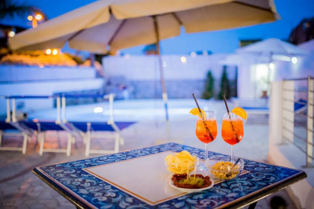 ליפארי Odysseus Hotel